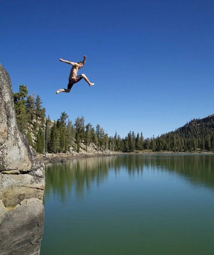 Фан клиф. Клифф джампинг. Джампинг на природе. Cliff jumping Карелии. Джампинг фото.