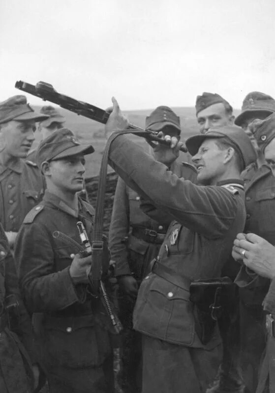 Военные 43 год. СТГ 44 Вермахт. Солдат вермахта с STG 44. Немец с STG 44. STG 44 В Вермахте.