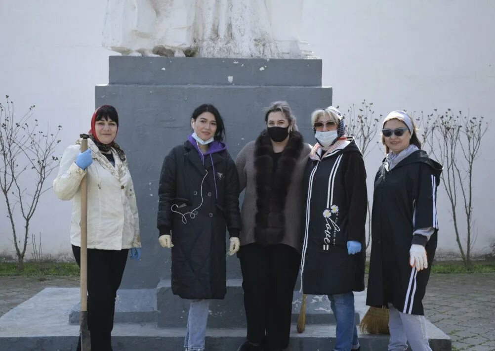 Пенсионный кизляр. Сотрудники УО Кизляра. Гороно Кизляр. Памятник первой учительнице Кизляр. Сотрудники МВД Г. Кизляр.