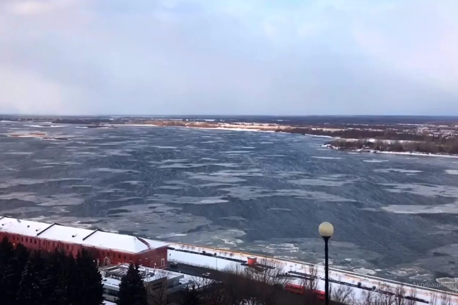 Волга видео нижний. Ледоход Нижний Новгород. Ледоход в Нижнем Новгороде 2022. Ледоход на стрелке Нижний Новгород. Волга вскрылась Нижнем Новгороде.