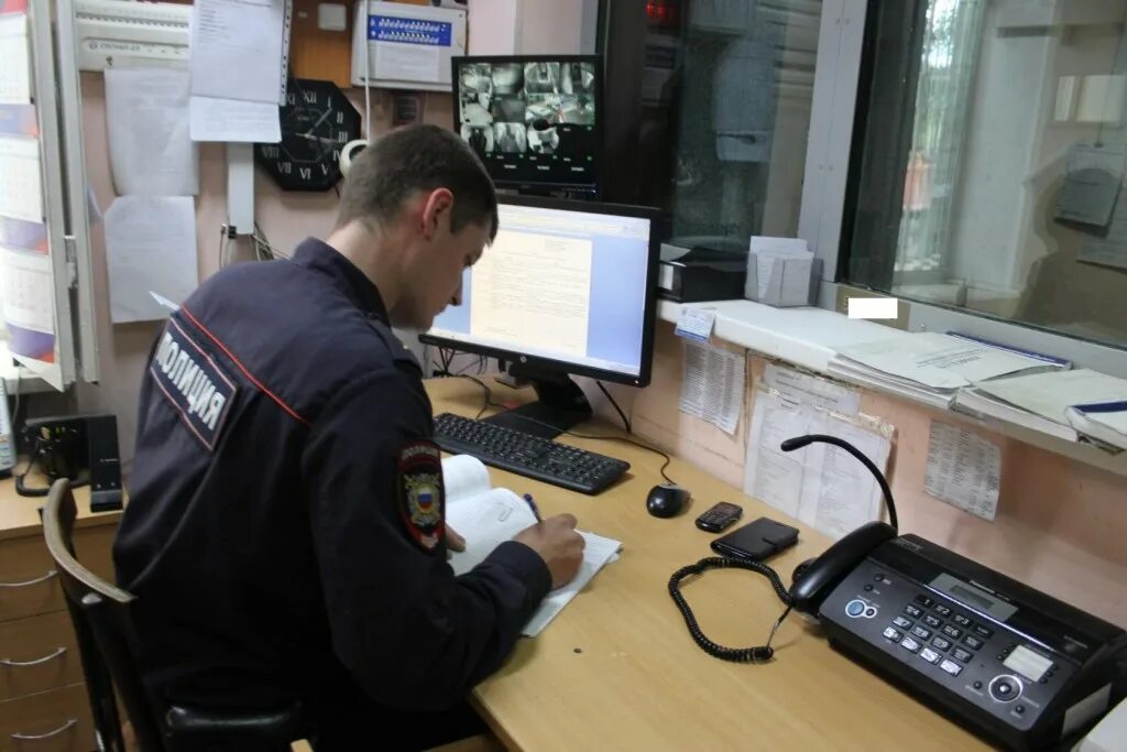Дежурный отдела полиции. Дежурная часть. дежурная часть полиции. полиции дежурной части полиции. полицейский дежурной части.
