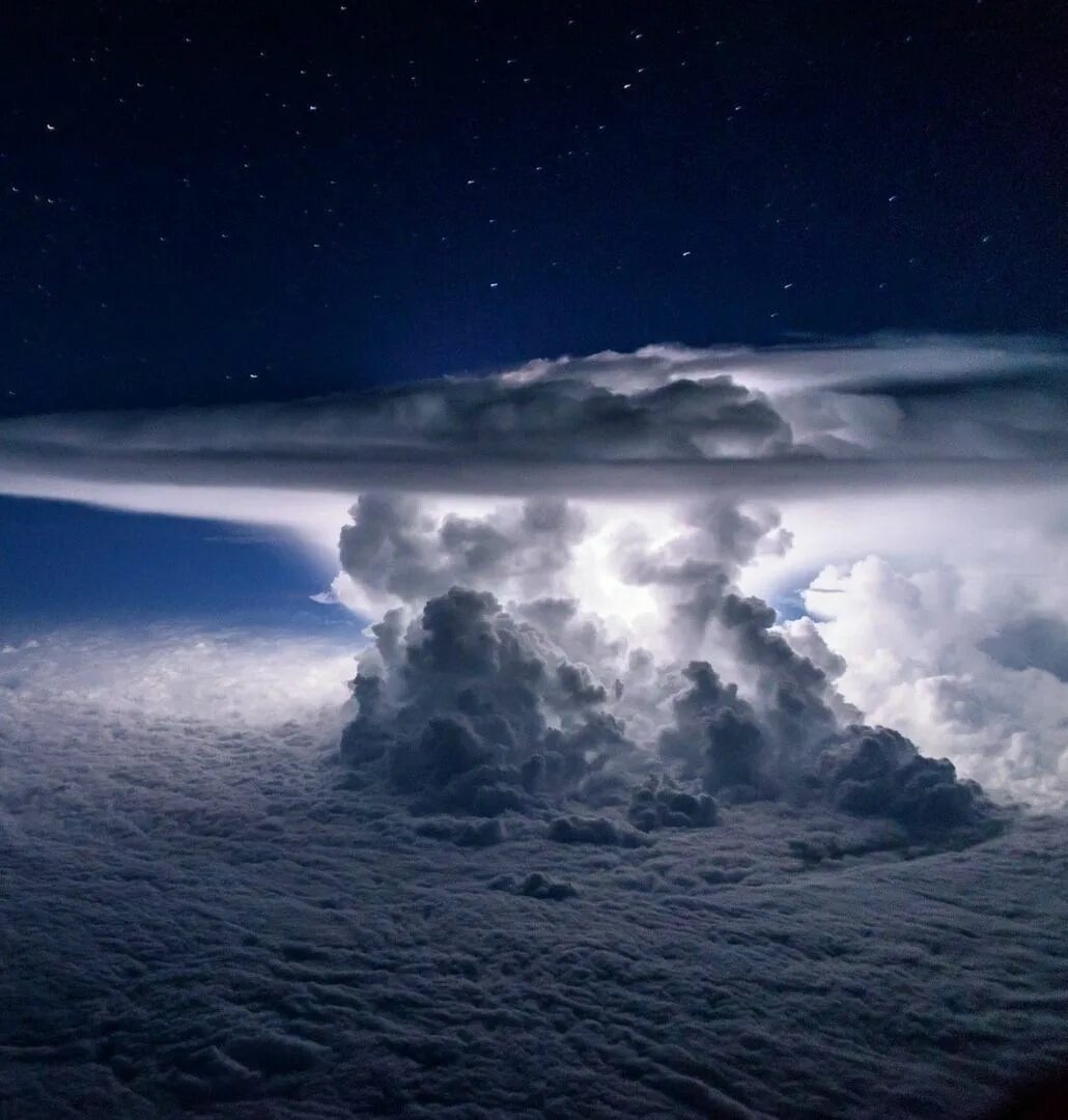 Мощные штормы. Самолет в грозовом облаке. Мощный шторм. Самолет в грозовом фронте. Гроза из космоса.