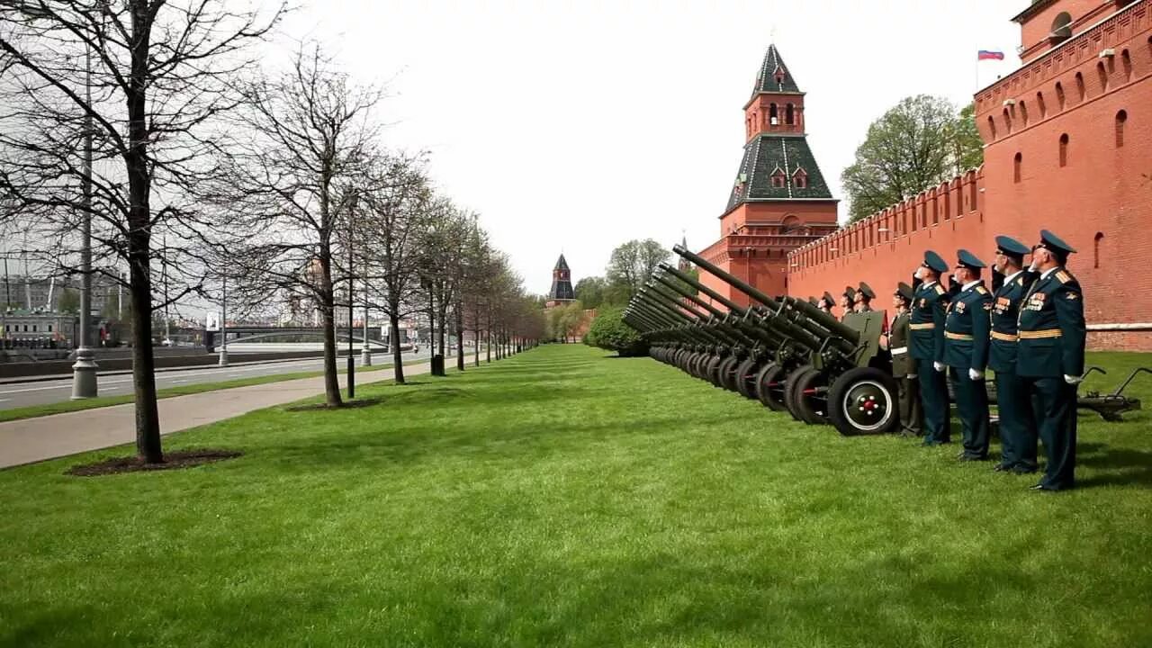 Кремль стреляли. ЗИС 2 В Кремле. Пушки у стен Кремля. У кремлевской стены.