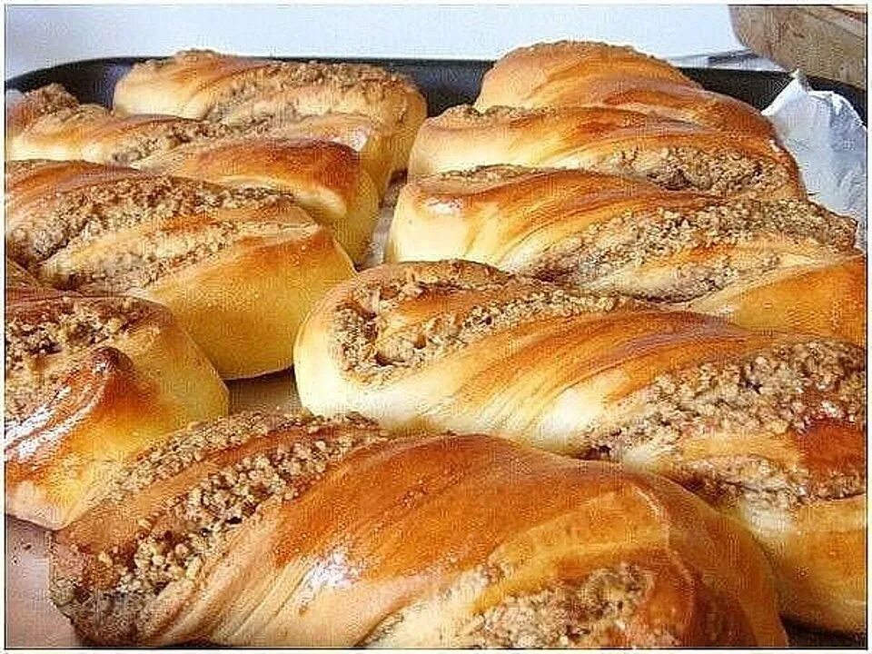 Ореховые булочки. Булочки с орехами. Булочки с ореховой начинкой. Булки с начинкой из дрожжевого