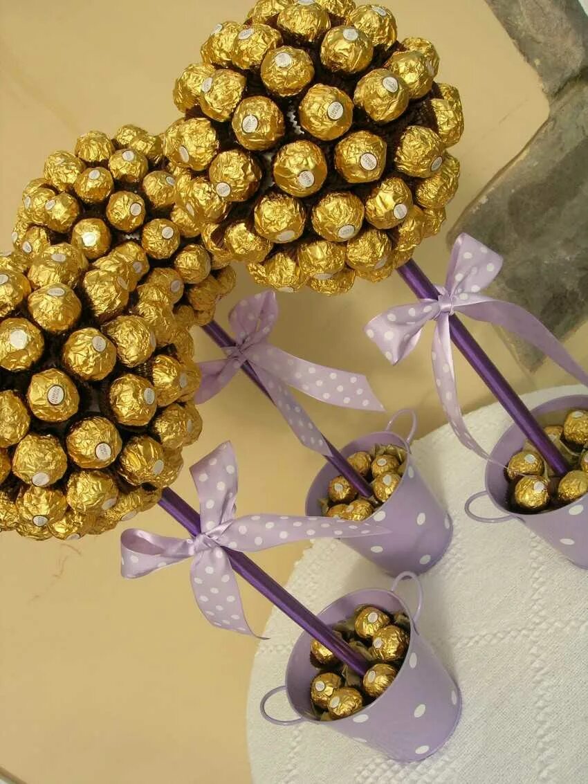 Как сделать подарок из конфет своими руками. Дерево из конфет ферреро. поделки из конфет ферреро роше. дерево из ферреро роше. ферреро роше на шпажках.