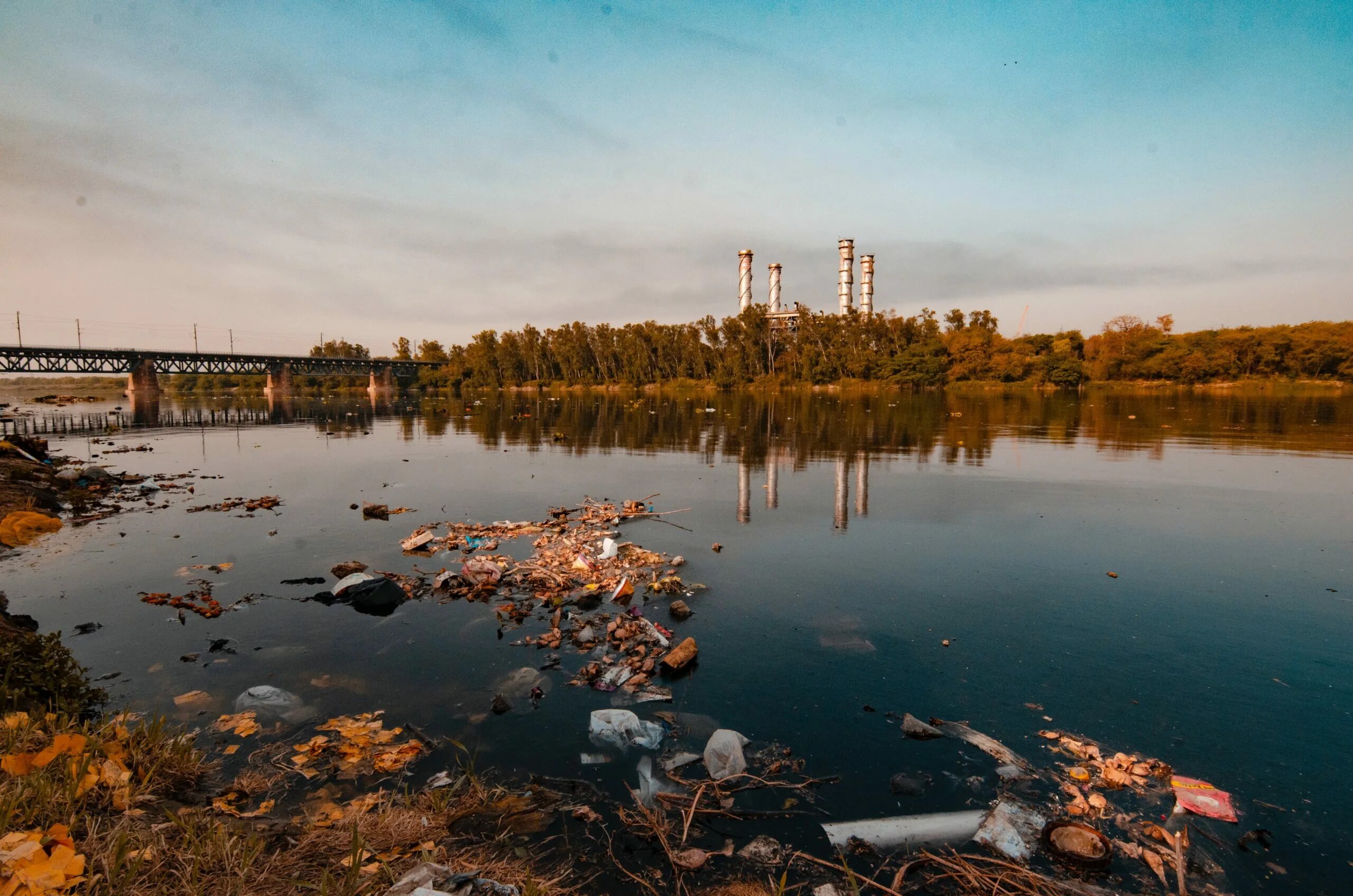 Загрязнение рек россии. Загрязнённая река завод. Загрязнённые водоёмы Омск. Загрязнённый водоём Челябинск. Река Свирь загрязнена.