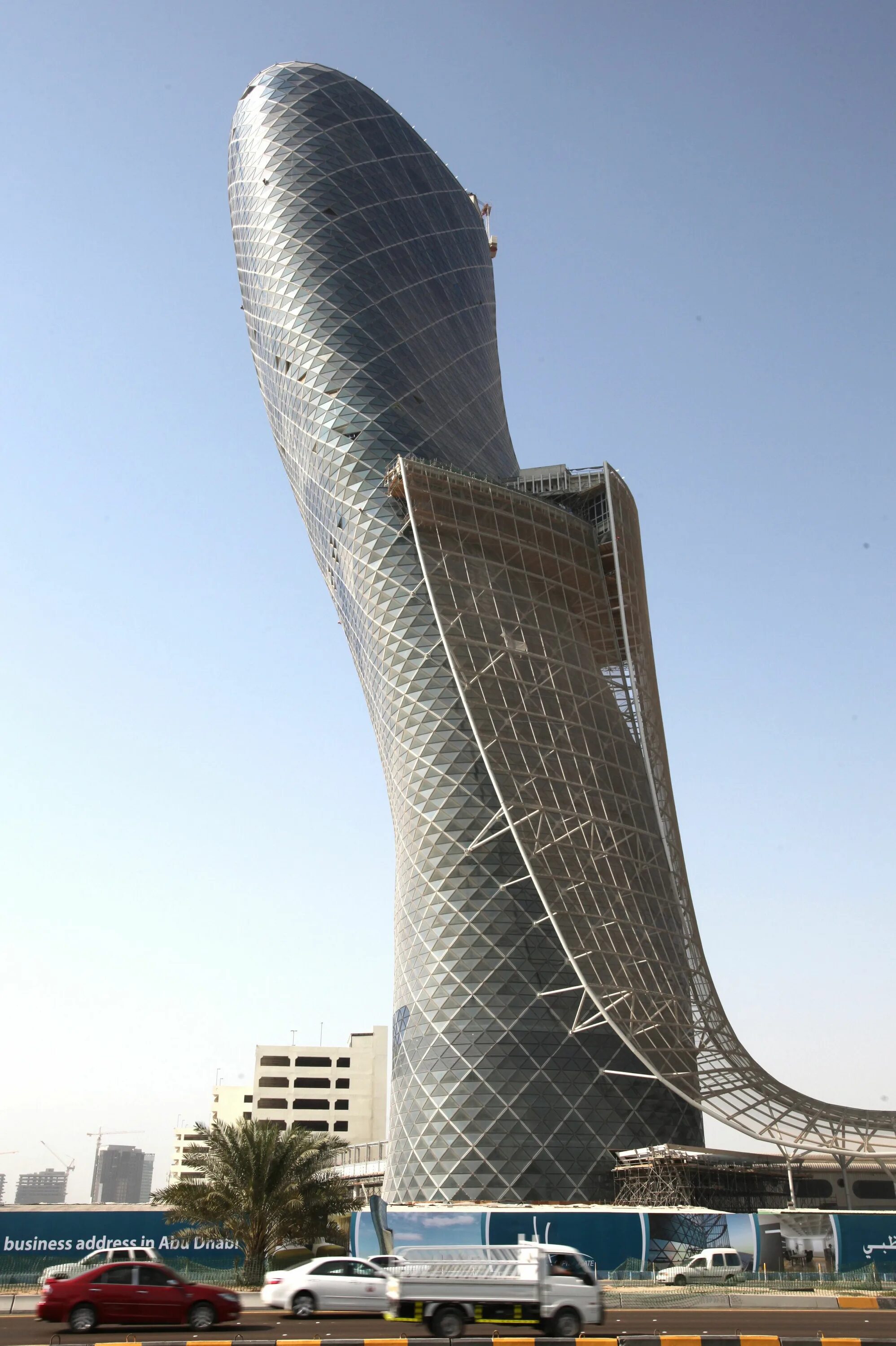World famous building. Capital Gate в Абу-Даби. Абу Даби архитектура. Капитал Гейтс Абу Даби. Небоскреб Capital Gate.