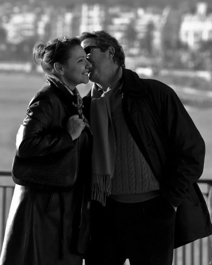 особняк эмирханов черно белая любовь. черно белая любовь финал. пара в кресле качалке. черно белая любовь 7 серия и ферхата. мишель обама v belom.