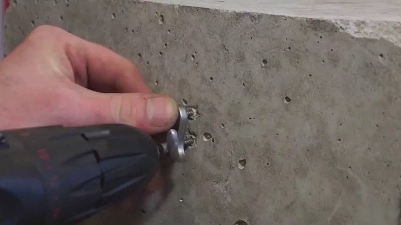 Дюбель старый. Обломился дюбель в стене. В стене обломался саморез с дюбелем. Сломанный саморез. Выкрутить саморез.