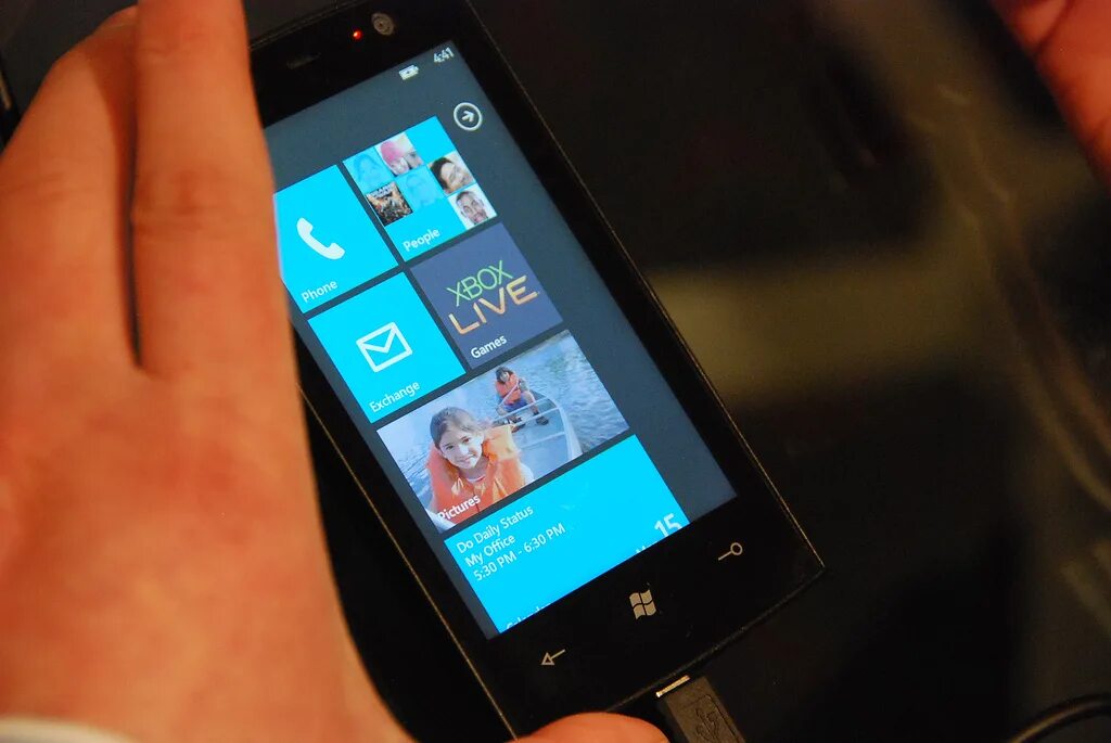 На телефоне 7 часть. Windows Phone 7. Windows Phone со стилусом. Windows Phone 7.8 stock photos. Demonstration telephone.