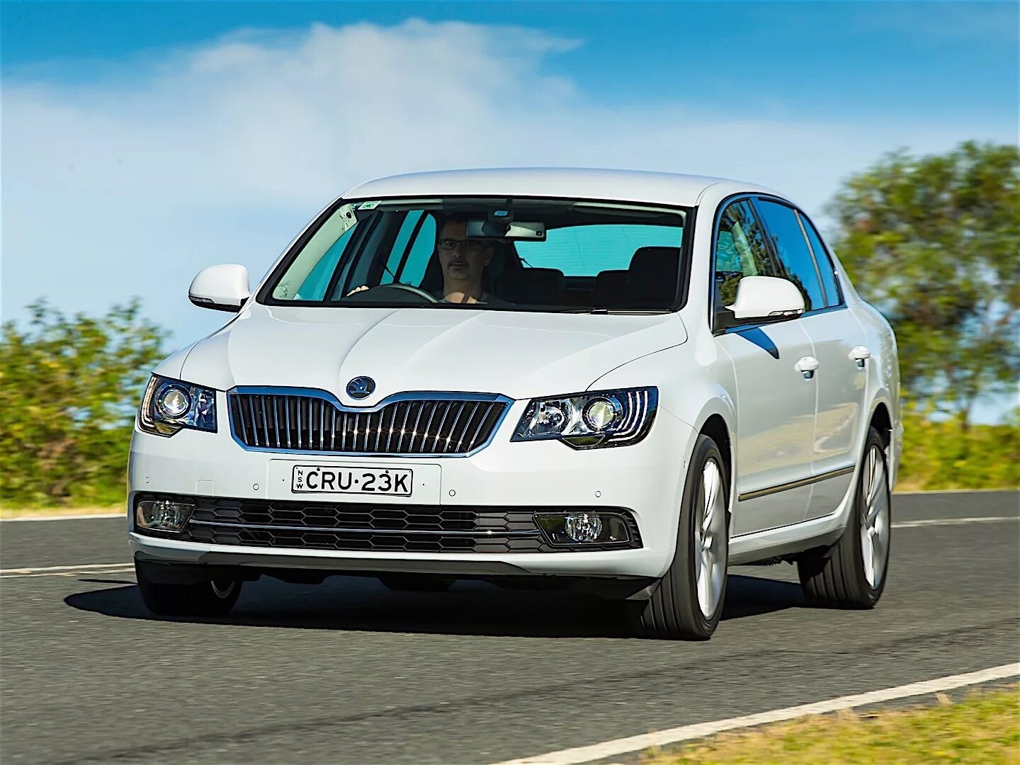 Объем шкода суперб. Skoda superb 2014. машина шкода суперб. skoda superb 2014 седан. новый шкода суперб 2014.