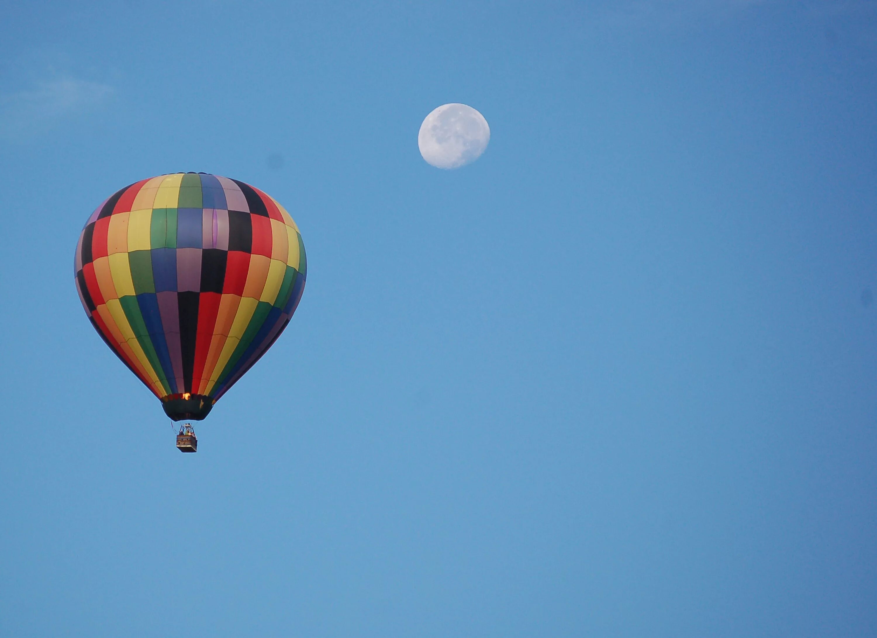 Flying balloon. Воздушный шар. Воздушные шары на которых летают. Воздушный шар в небе. Летающие шары в небе.