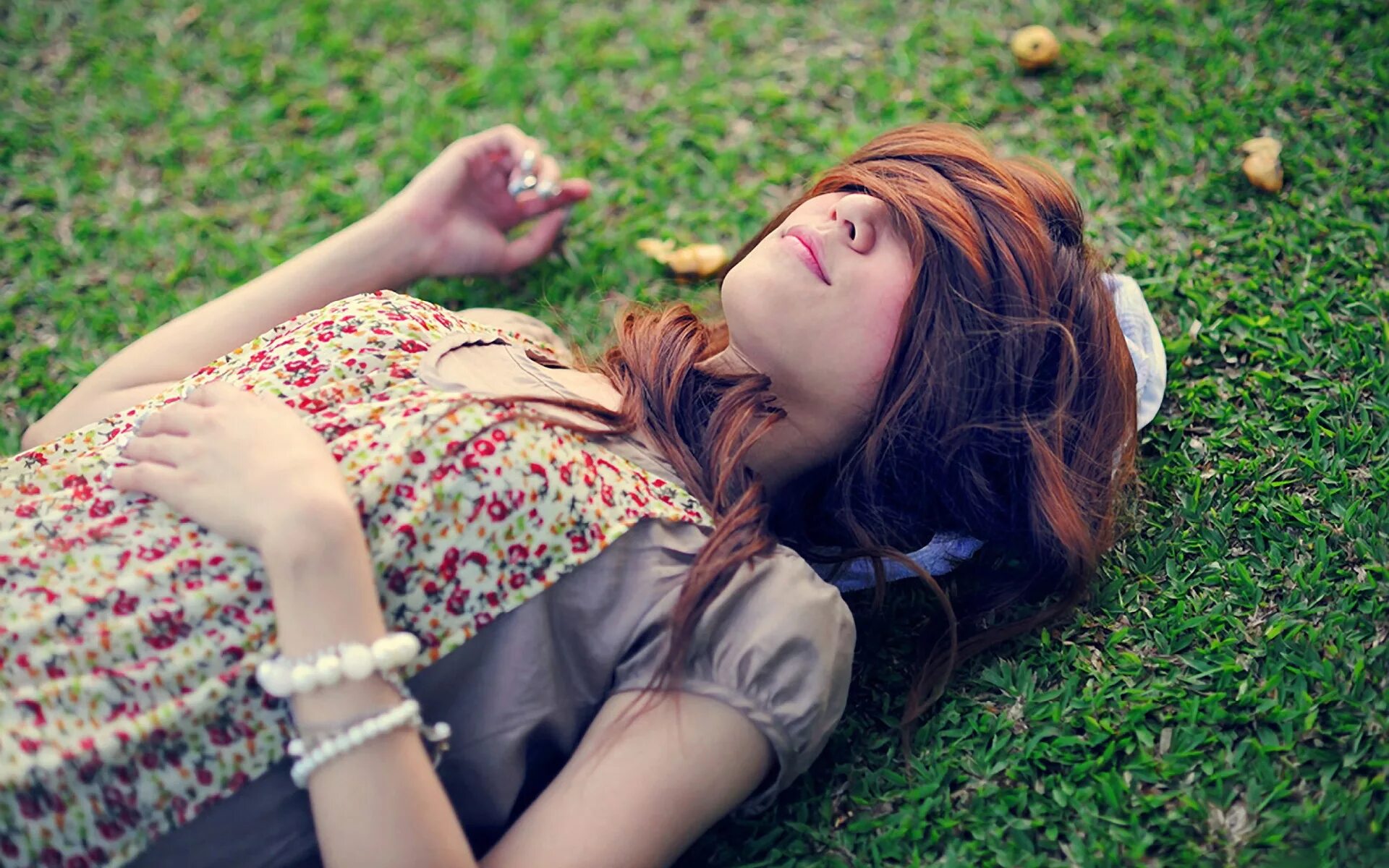 Девушка лежит. Девушка лежит на траве.