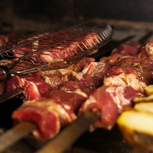 Шашлык и водка. Два брата шашлык. Шашлыки на природе. Шашлыки на природе. Шашлык реклама.