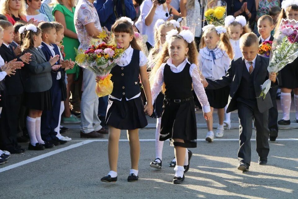 Школа первоклассника. Первоклассники на линейке. Линейка в школе. Первоклассники в классе. Пошли на линейку