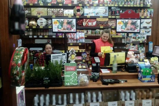 красное белое сотрудники магазина. красное и белое магазин продавцы. красное и белое сотрудники. продавец красный белый магазин. униформа красно белого магазина.