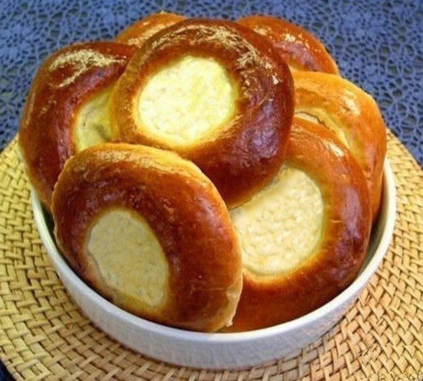 Ватрушки с твотворогом. Ватрушки с творогом испечь рецепт. Ватрушки. Ватрушки с творогом испечь рецепт. Ватрушки с творогом из дрожжевого теста.