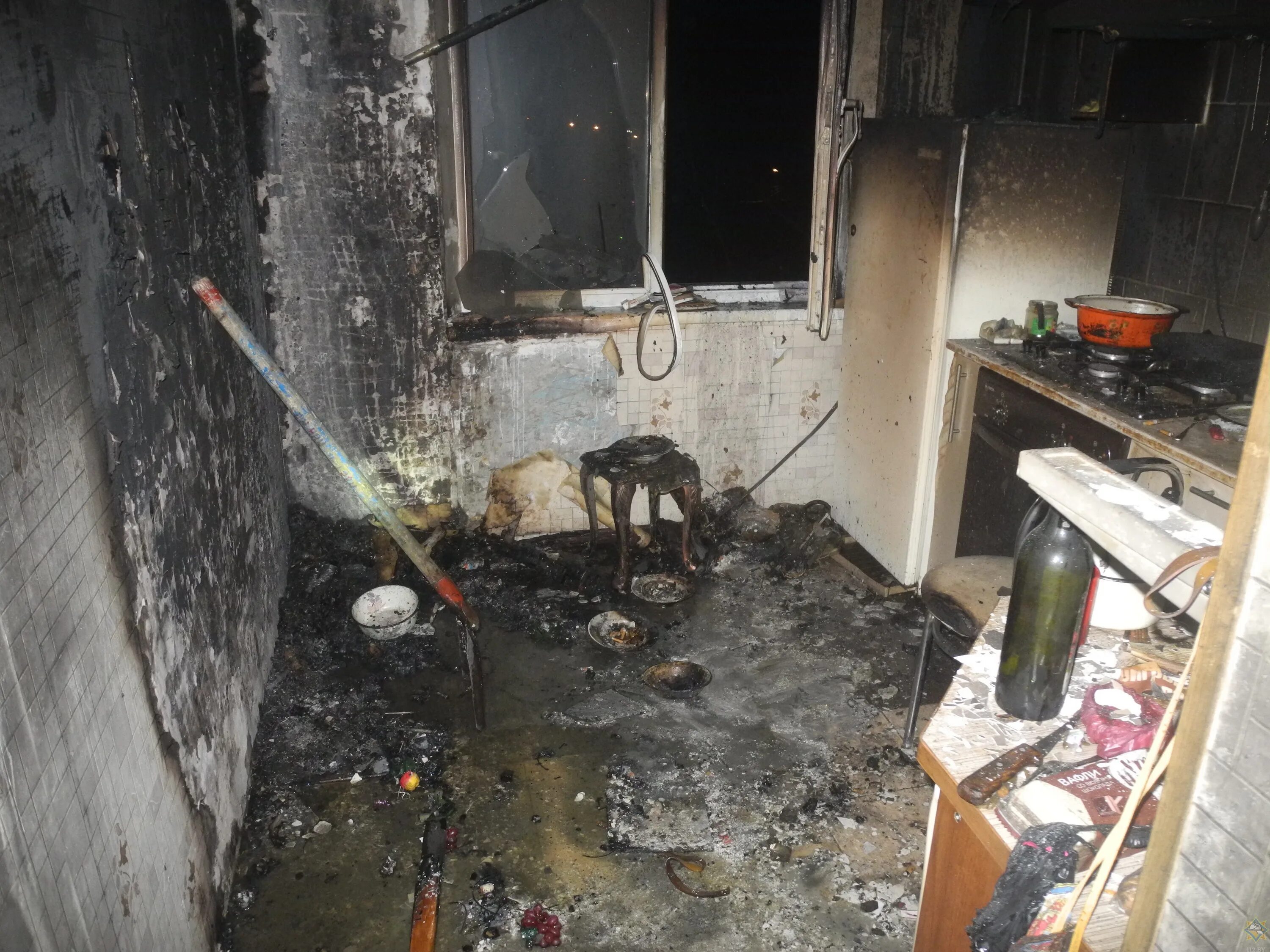 Сгоревшая кухня. Небольшой пожар в квартире. Окно после пожара.