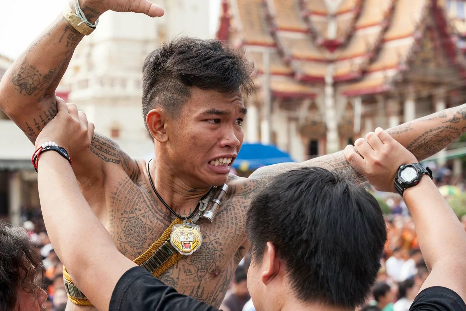 наколки у монахов. тату буддийских монахов. тибетская татуировка сак янт. тибетские тату. тату буддистов.