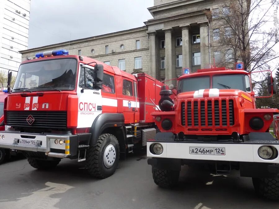 Пожарная машина. Российские пожарные машины. Современная пожарная машина в России. Пожарная машина парадная.