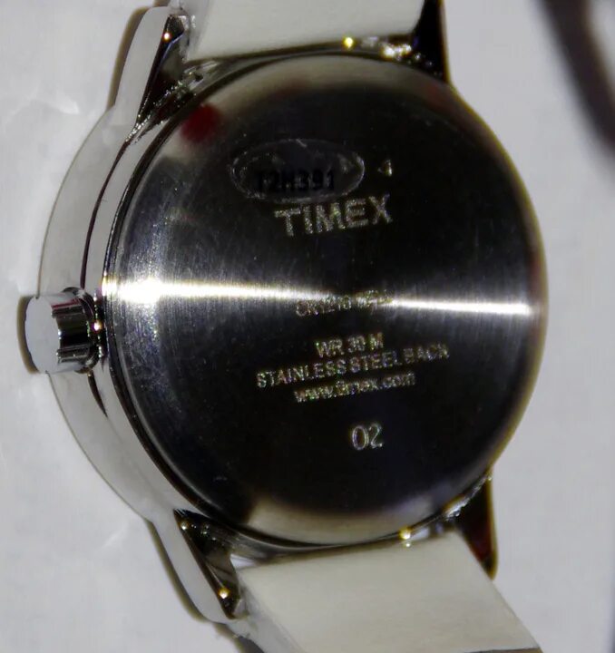 Номер на крышке часов. Крышка для часов Timex t49859. Задняя крышка часов Timex. Наручных часах на задней крышке номер. Цифры на крышке часов.