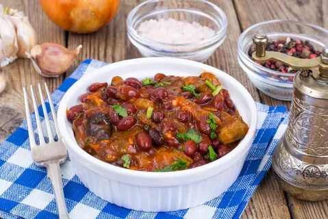Мясо с фасолью луком и морковью