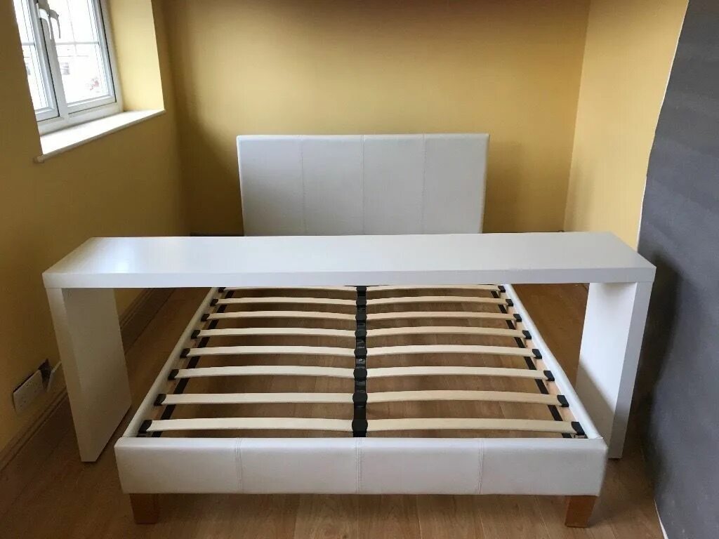 Какую форму имели кровати. Кровать ikea Malm White. Ikea Malm кровать 1600. Изголовье МАЛЬМ икеа. Стол для кровати икеа МАЛЬМ.