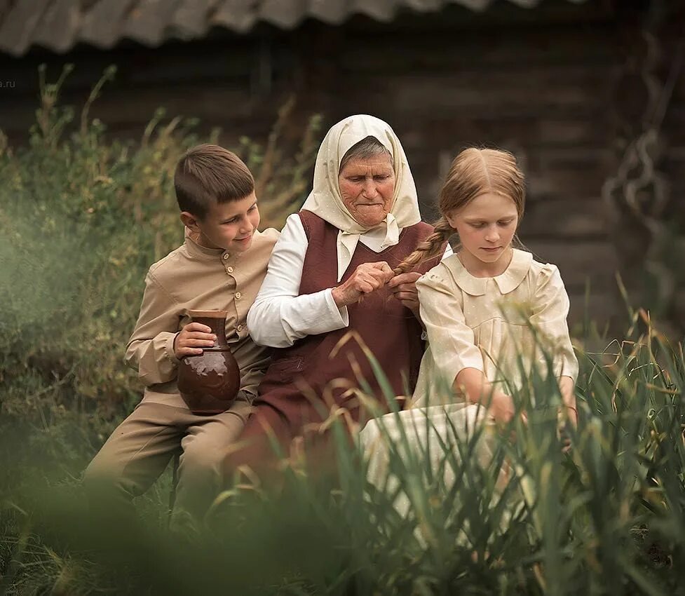 Татарская бабушка с внуками. Мама в деревне. Деревенские мамы. Мама с ребенком в деревне. Матушка деревенская.