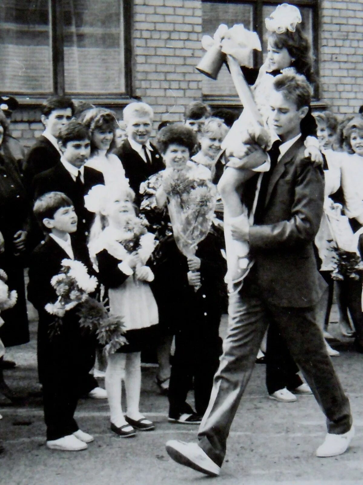 советский союз годы. школа зорина самара. 6 школа клинцы. 1 сентября 1991 года. учительница и первоклашки в советской школе.