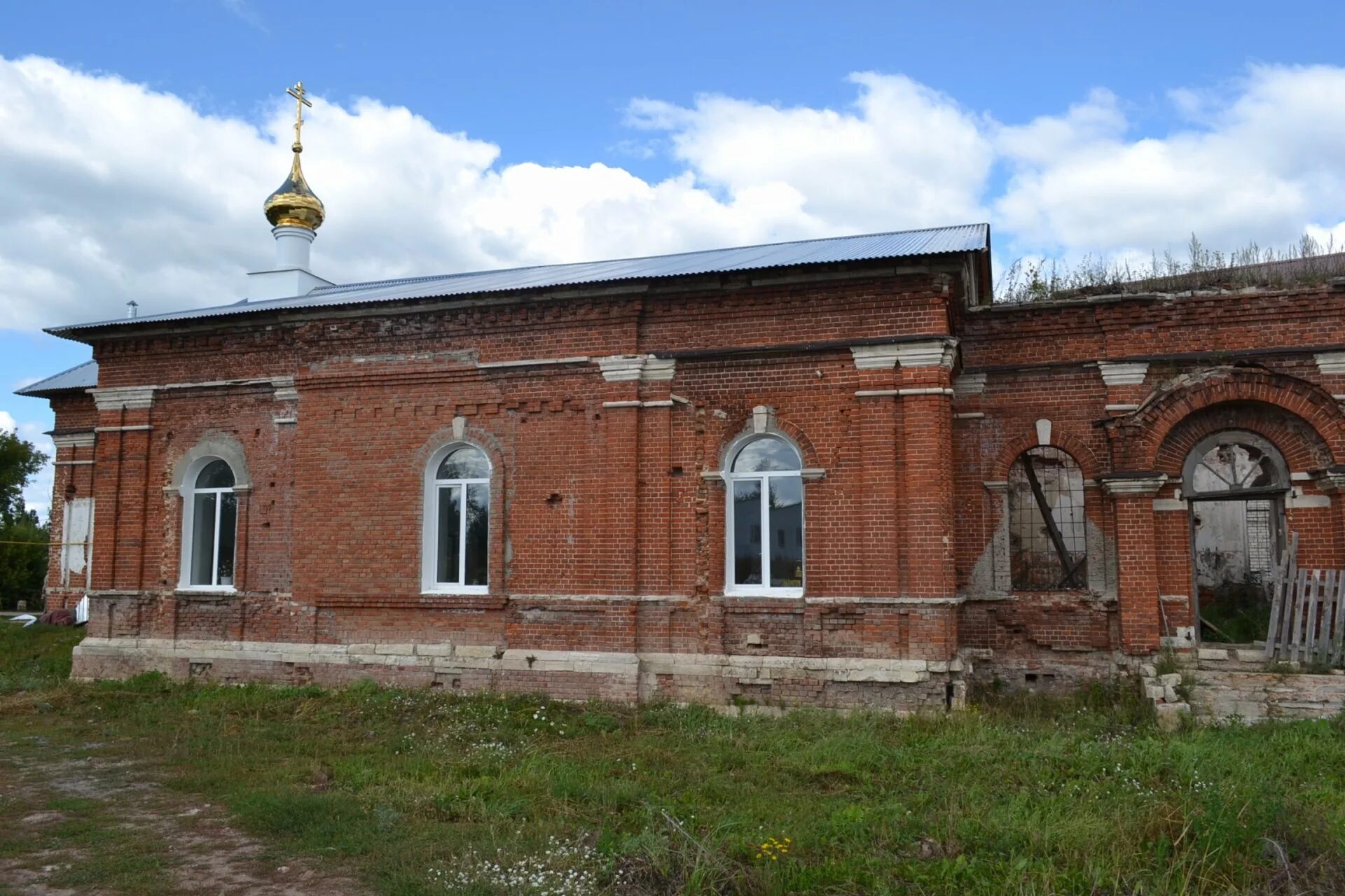 В путятино рязанской области на неделю. Архангельская Церковь с. Путятино. Путятино Рязанская область. Путятино Ярославская область храм. Путятино Рязанская область Сбербанк.