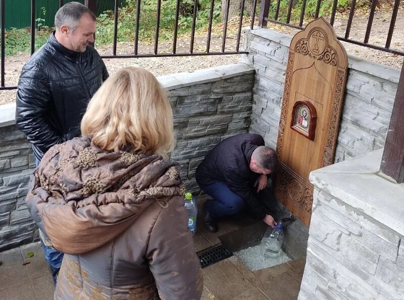 Благоустройство родника. Благоустройство родника картинки. Родник в Лужках Серпухове. Родники 2 Московская область. Родники новости сегодня