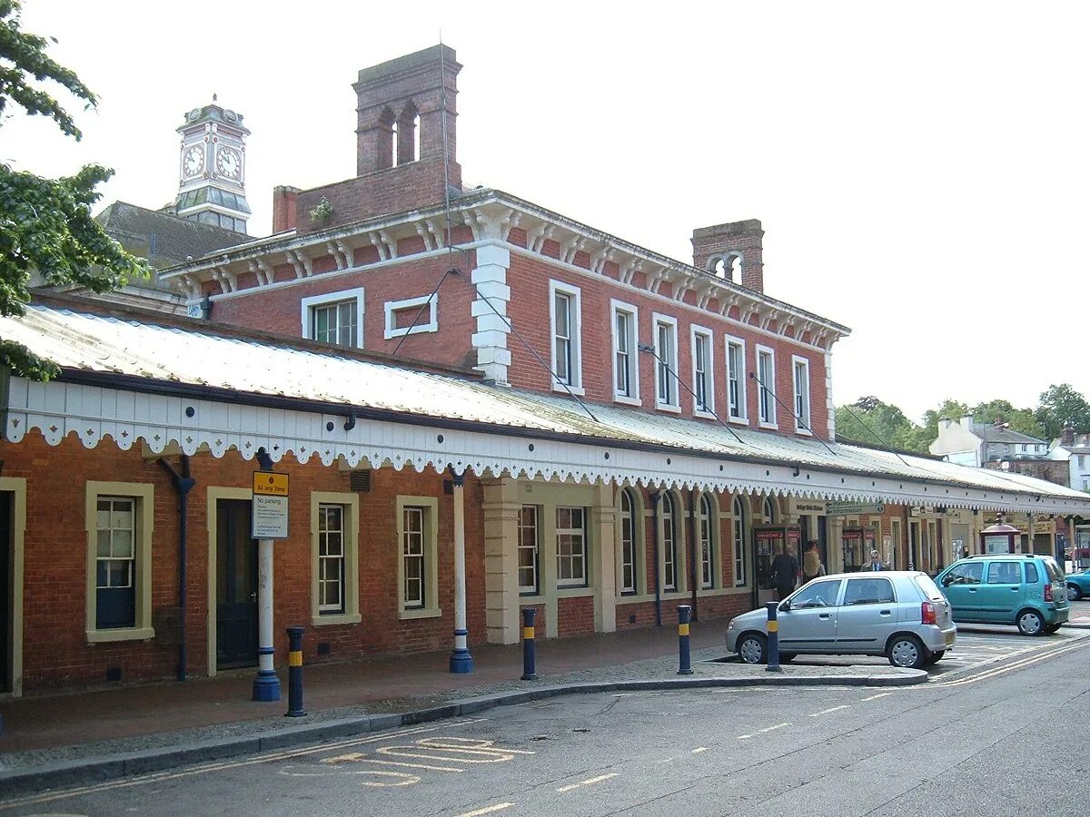 Welling town. Танбридж Уэллс. Танбридж Уэллс город. Tunbridge wells Лондона. Здание железнодорожного вокзала Высоковск.