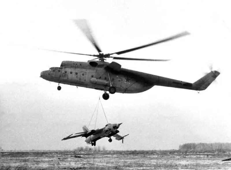 Ми 6 в реке. Ми-6 вертолёт. Грузовой вертолёт ми-6. Советский вертолет ми 6. Ми-6 вертолёт вертолёты СССР.
