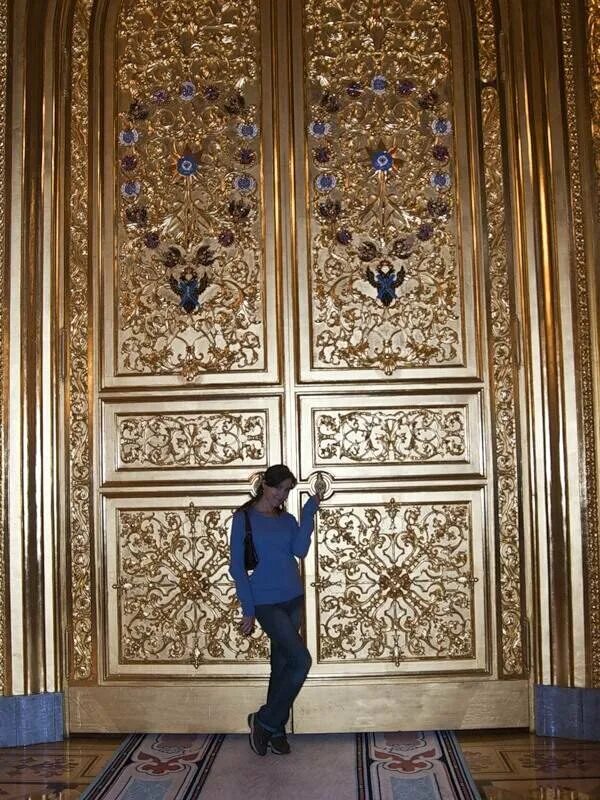 Открыл двери театр. Огромные двери. Двери в Кремле. Огромные двери в Кремле. Двери во Дворце.