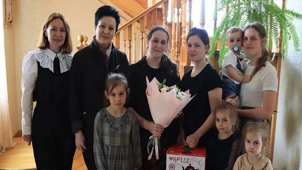Дети идут в школу. Семья жильцовых. Награждение многодетных семей. Региональный конкурс семья года 2024. Многодетные семьи стародуб.