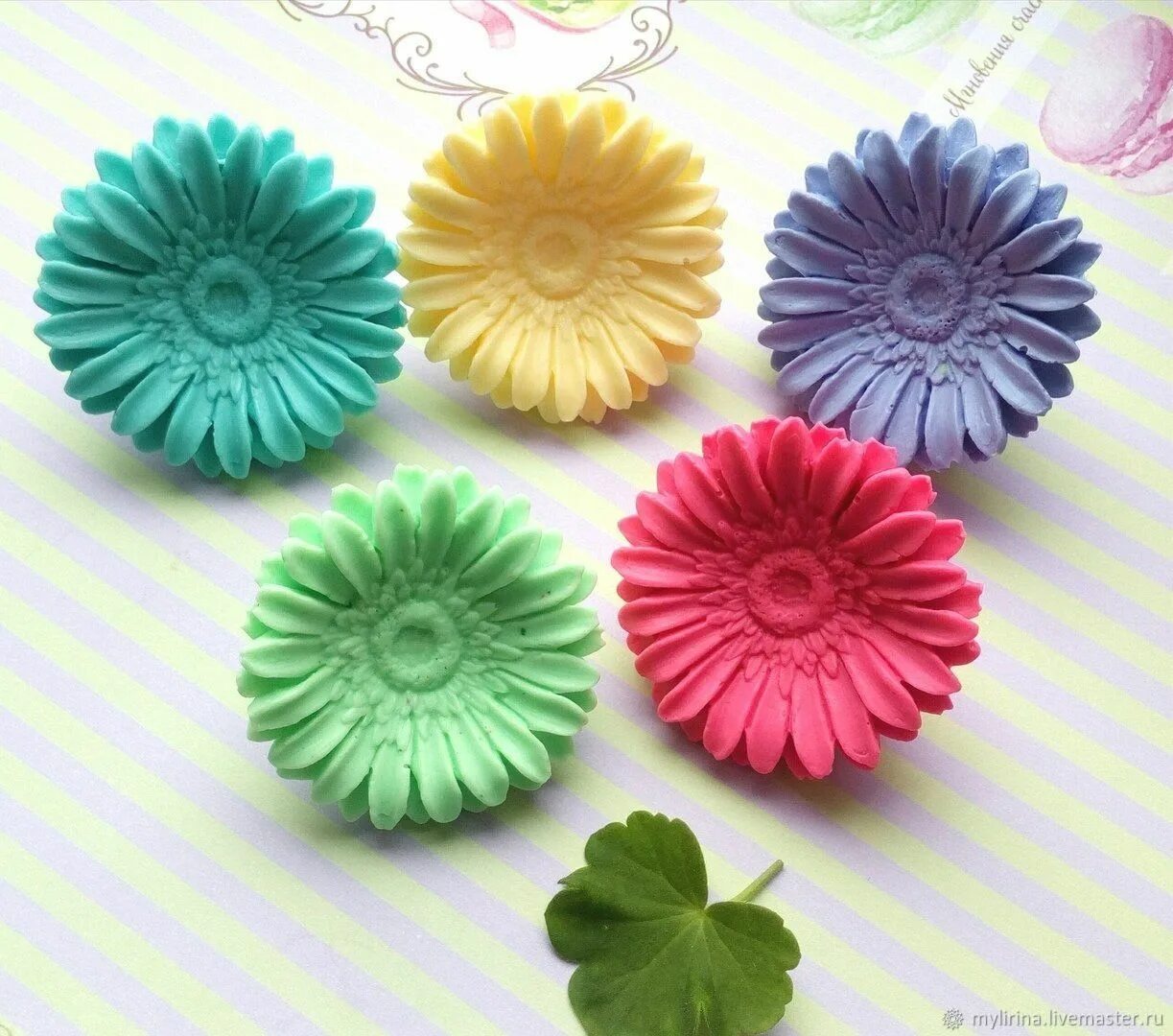 поделка цветы. поделка цветы из формочек для кексов. квиллинг для начинающих. лотос из пластилина. красивые цветы из цветной бумаги.
