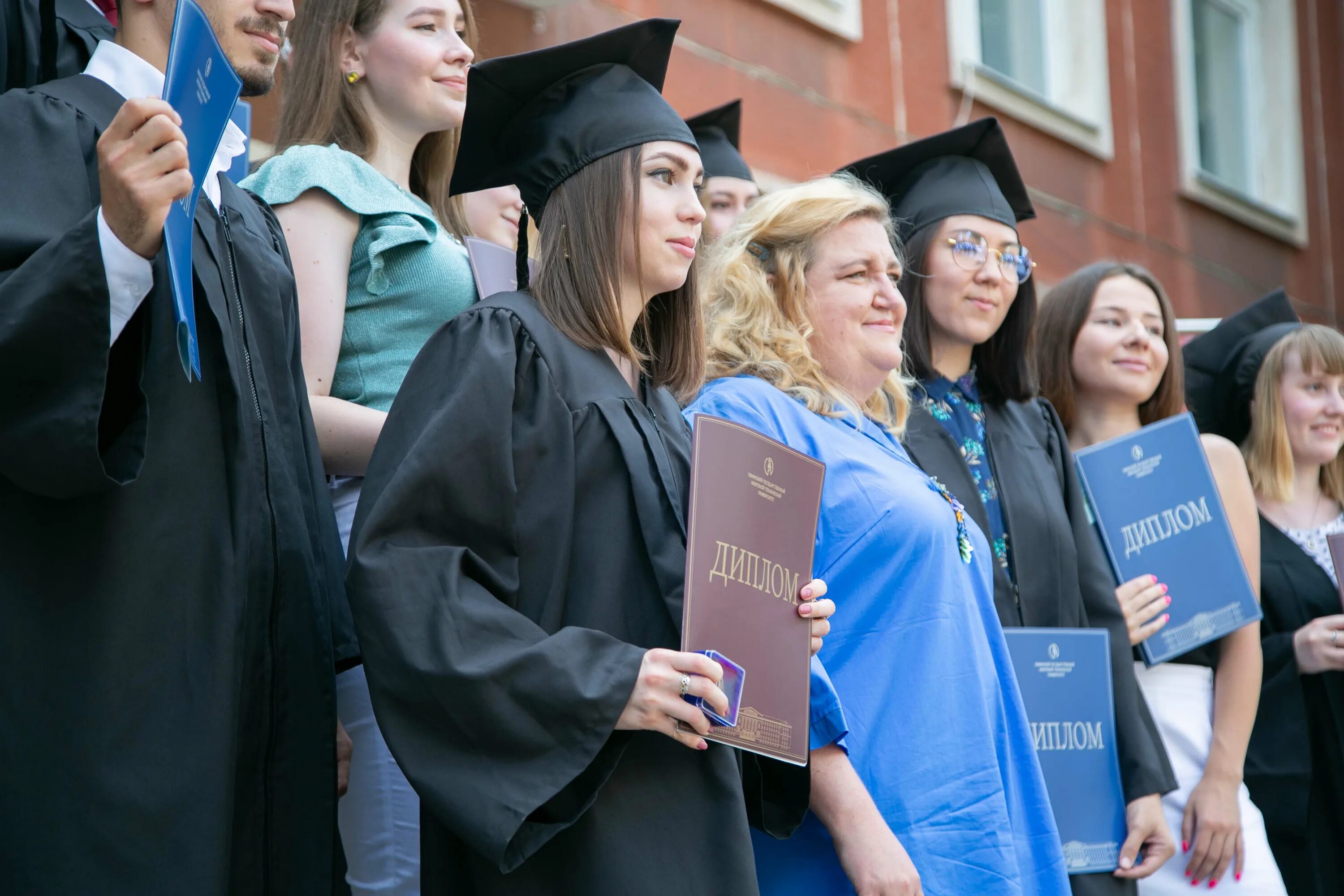 Выпускник вуза. УГНТУ выпускники. Выпуск магистратуры. Студенты выпускники.