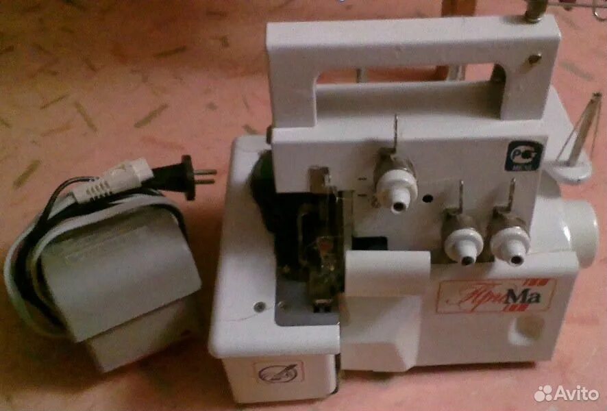 Инструкция оверлока прима. Оверлок Прима 4-х ниточный. Оверлок Прима 3-ниточный. Оверлок Прима педаль. Оверлок Прима натяжка ремня.