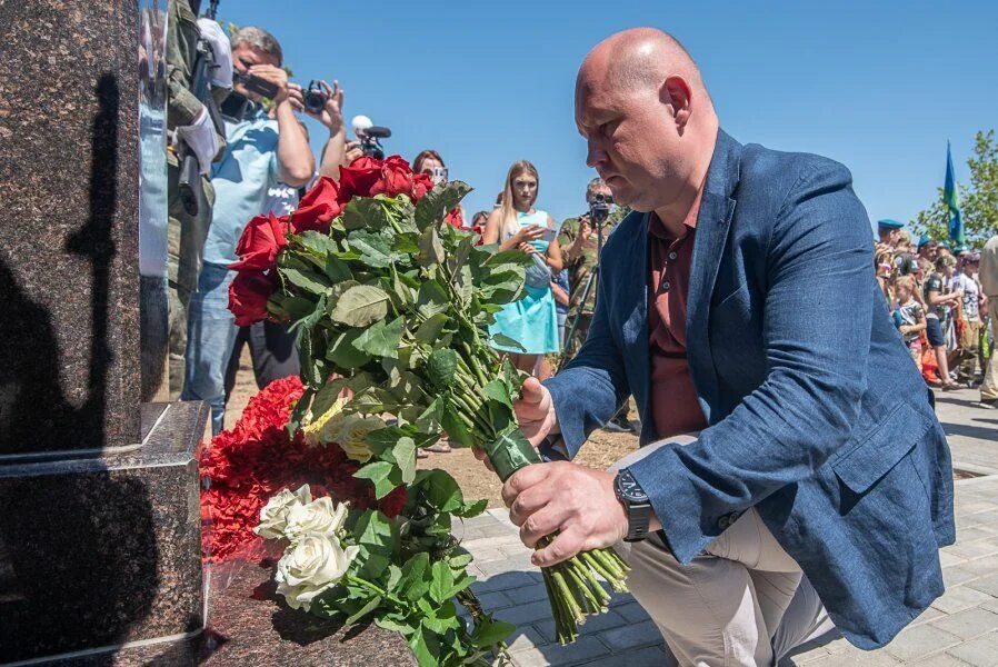 Рота крым. Памятник Арансону Андрею Севастополь. Сцена перемирия в Севастополе в мае ц.