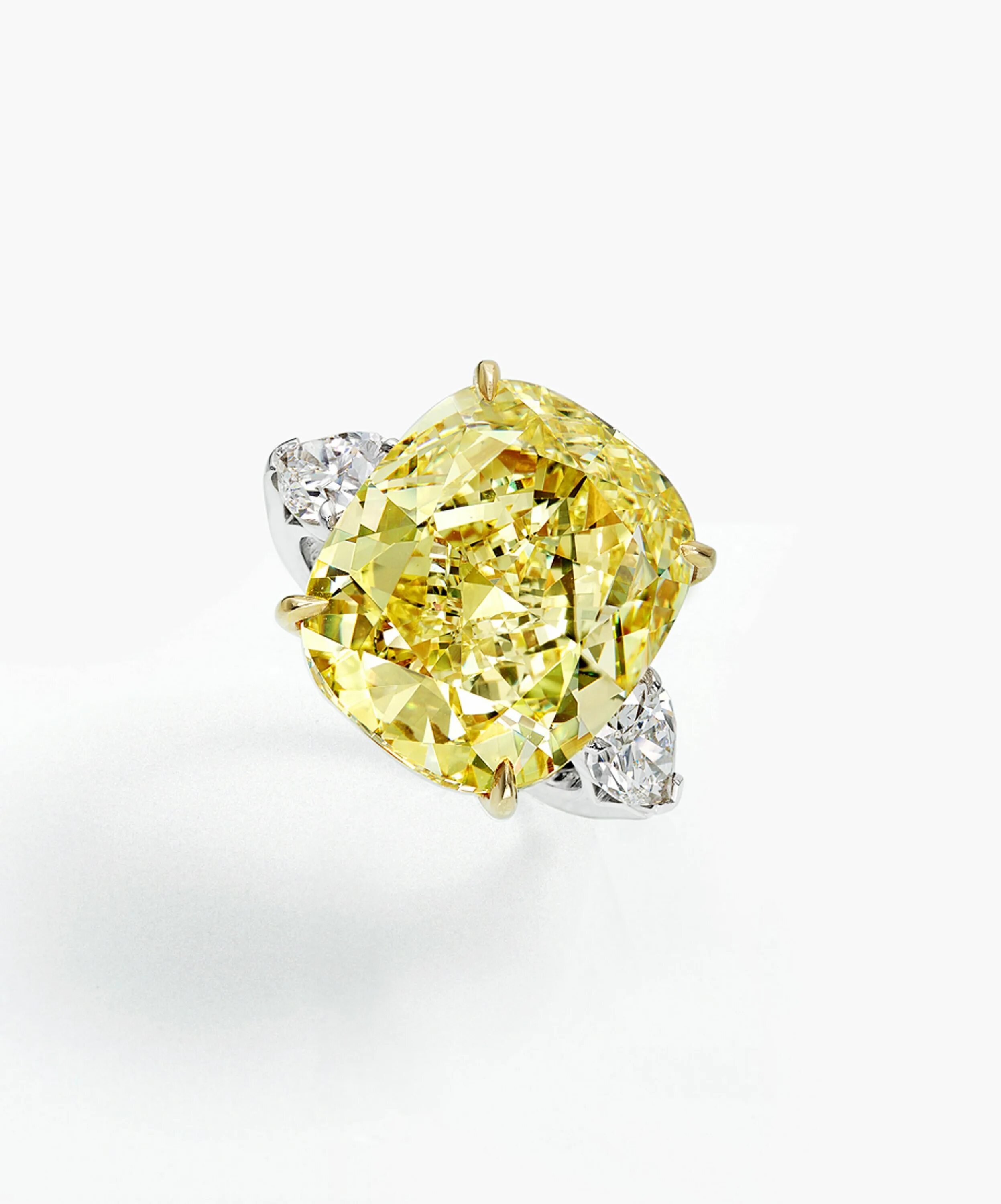 Кольцо с бриллиантом фенси колор. Fancy intense Yellow бриллианты. Кушон кольцо Graff. Graff Ring Yellow Diamond Cushion.