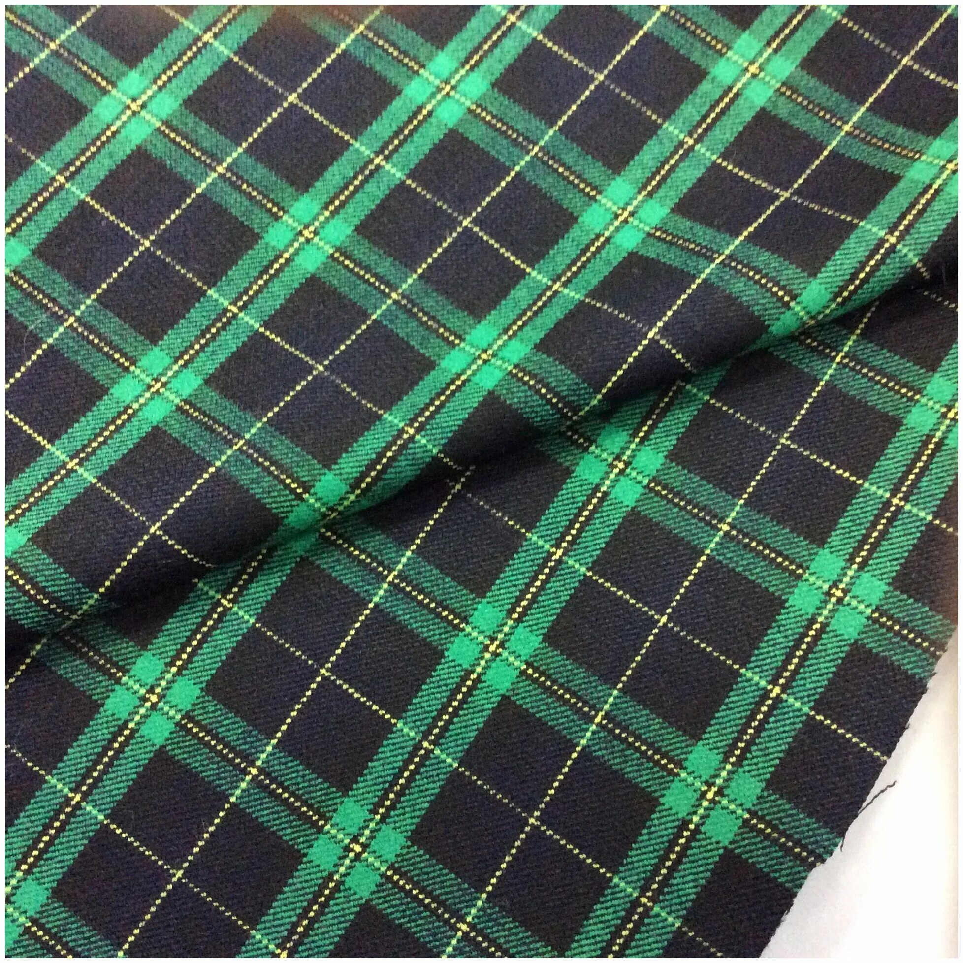 шотландка ткань красно зеленая. ткань зеленая клетка. зеленая клетка ткань лучше. ткань скатертная в клетку. сине зеленая клетка ткань.