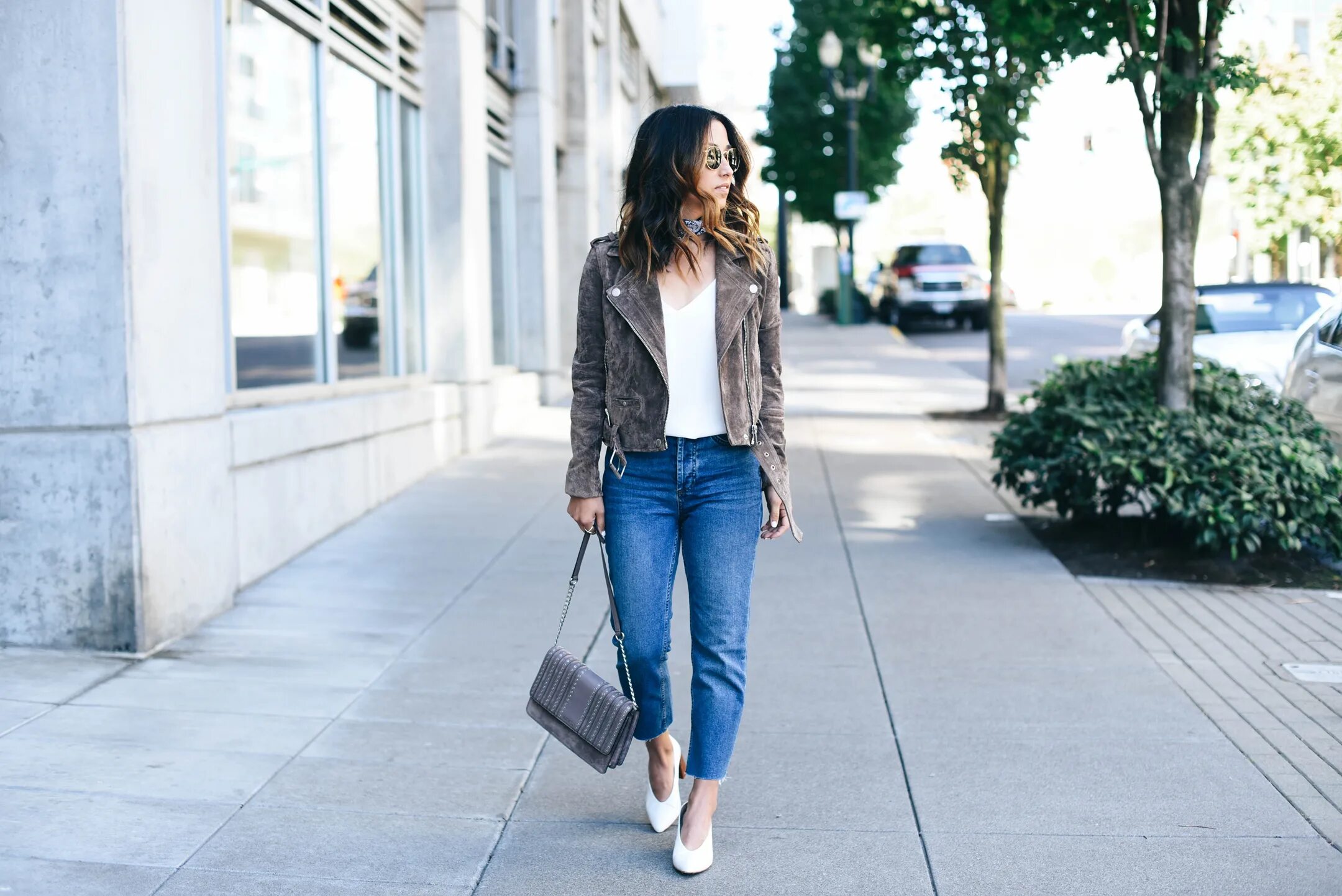 Джинсы бойфренды образы. Just cavalli джинсы bootcut. Джинсы boyfriend style. Джинсовая одежда для женщин. Стильная девушка в джинсах.