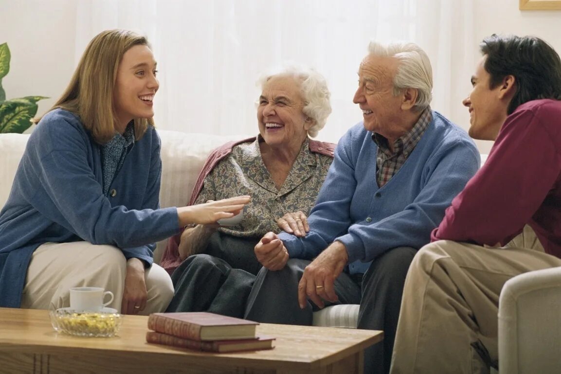 Общение между семьями. Взрослые дети с родителями. Встреча с родителями. Беседа с пожилыми людьми. Общение в семье.