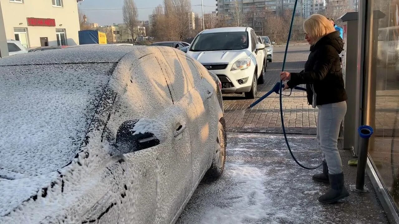 Мойка машины. Правильная мойка автомобиля. Моет машину. Мойка автомобиля на мойке самообслуживания.