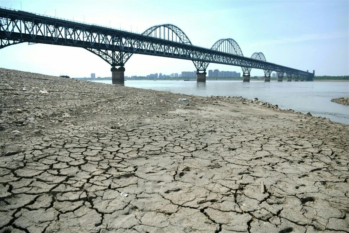 Река янцзы пересохла. Река Янцзы Китай. Засуха в Китае. Засуха в Китае 2010. Пересохшая река Янцзы.
