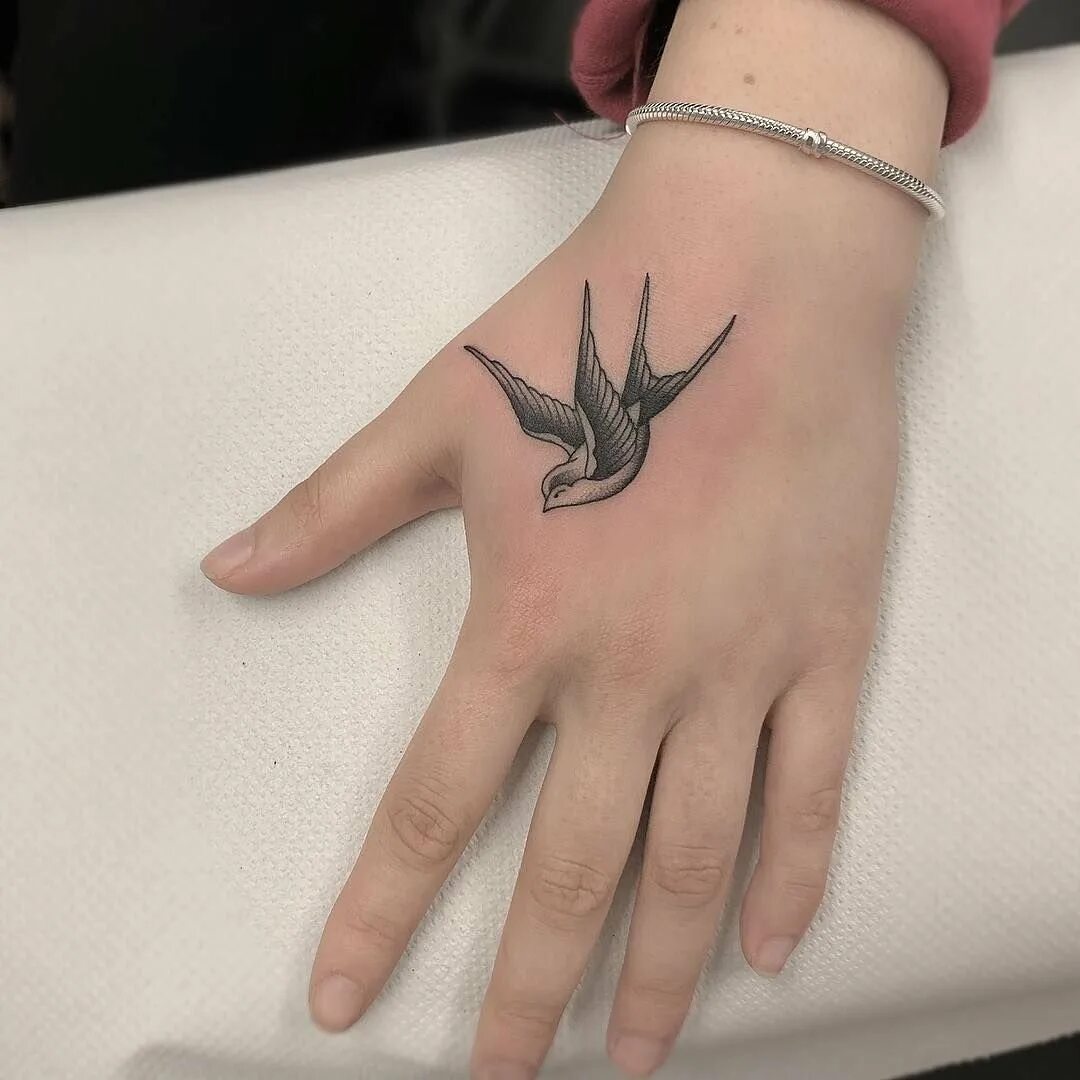 тату птицы. тату птицы на руке. тату ласточка на запястье. тату ласточки на руке. тату на запястье для девушек.