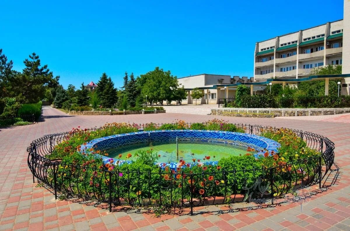 Евпатория санаторий евпаторийский. Лагерь орленок евпатория. Санаторий планета евпатория. Сайты пансионатов евпатории. Детский санаторий крым здравница.