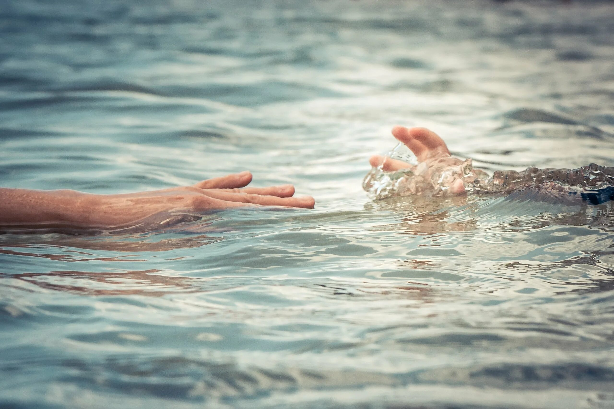 Тонущий человек. Рука из воды. Вода в руках. Тонет в воде. К чему снится вытащить из воды