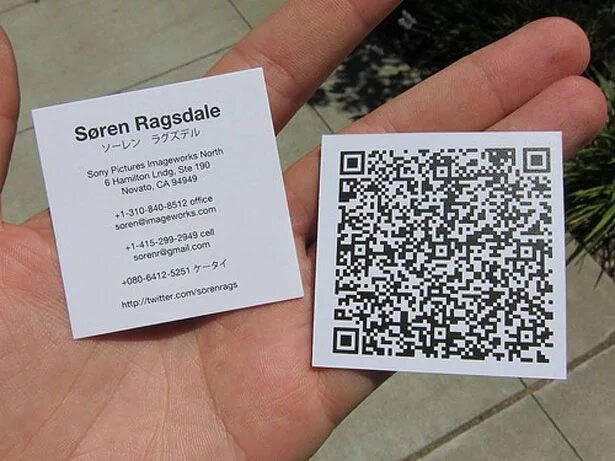 Qr код генератор визитка. Креативные визитки с QR кодом. Квадратные визитки с QR кодом. Дизайнерские визитки с QR. Визитки двухсторонние с QR кодом.