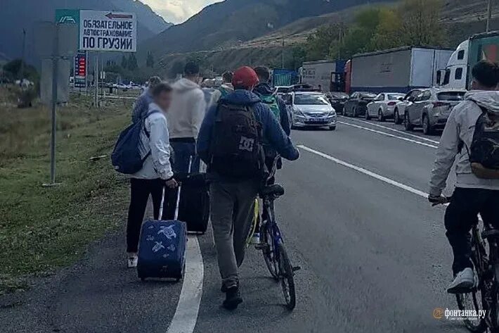 Пограничный пункт с грузией. Границу грузии пешком. Кпп верхний ларс грузия. Очередь на границе пешком. Границу грузии пешком.